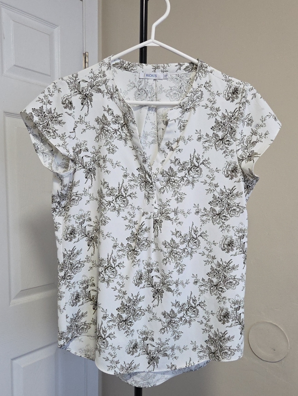 Ricki's White Floral Cap-Sleeve Blouse
